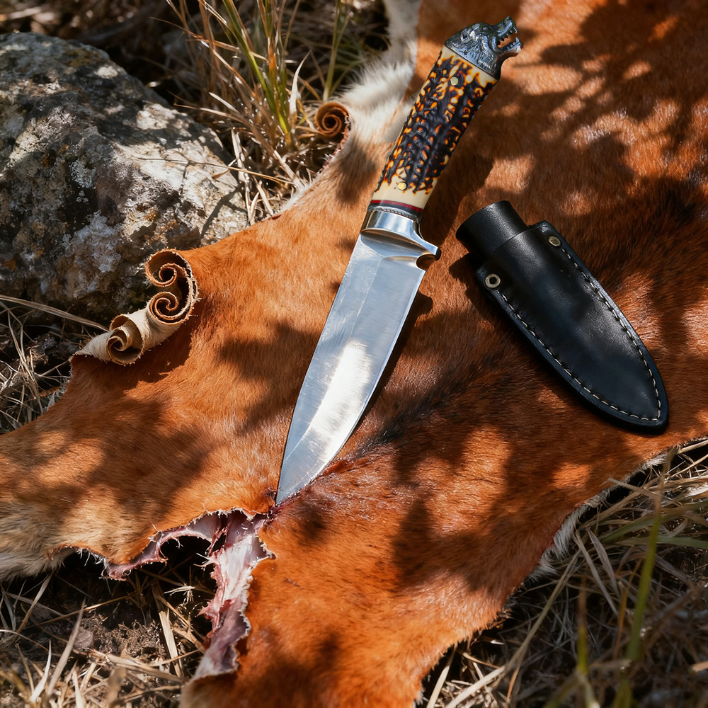 Hunting knife with skinning blade